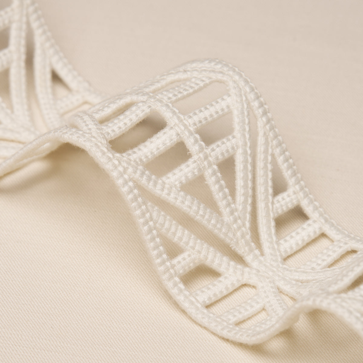 Purchase 86281 | Diamond Lattice, Ivory - Schumacher Trim
