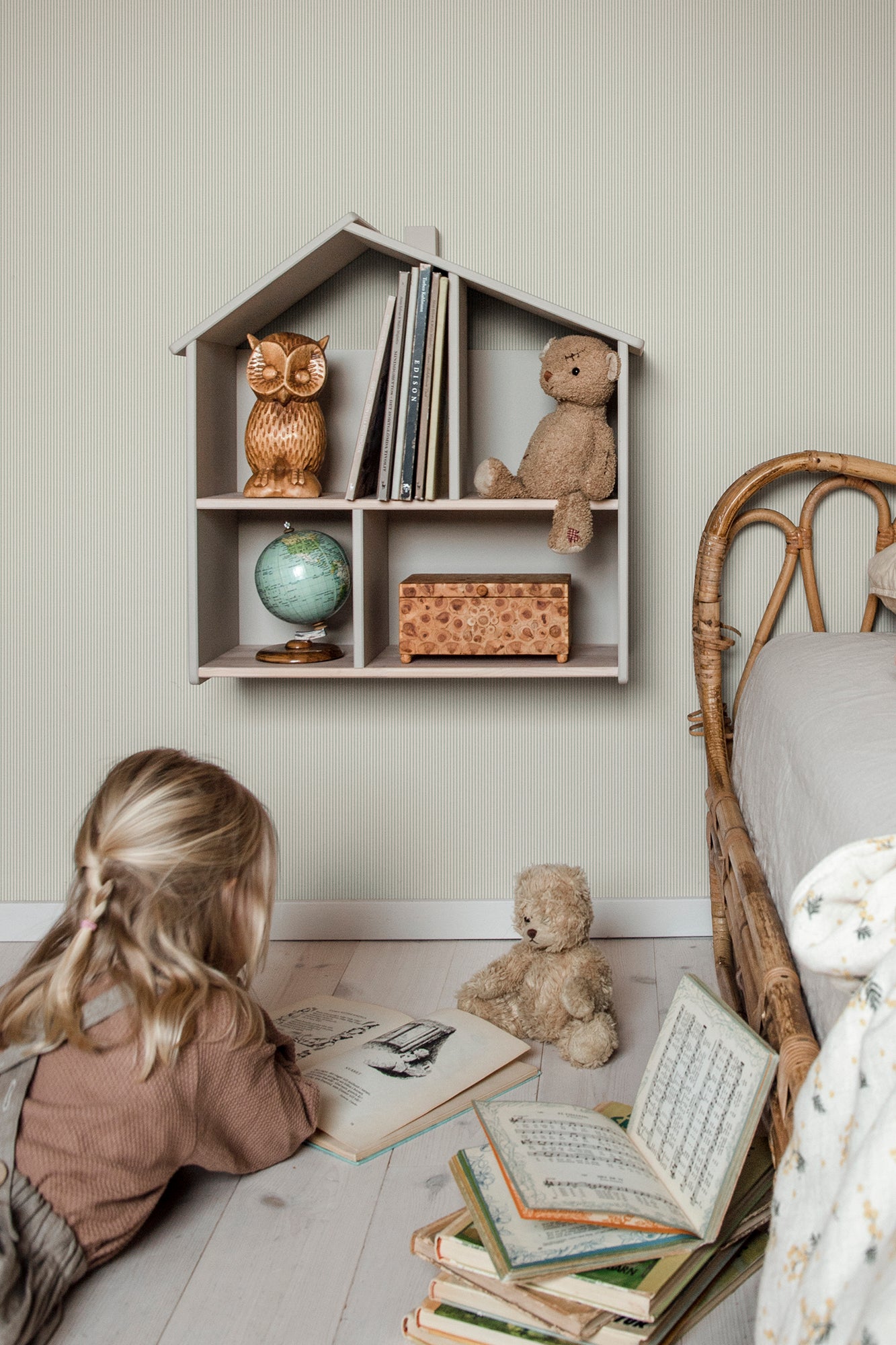 Purchase Sandberg Wallpaper Pattern 2028-06-21 pattern name Rand color name Garden Green.