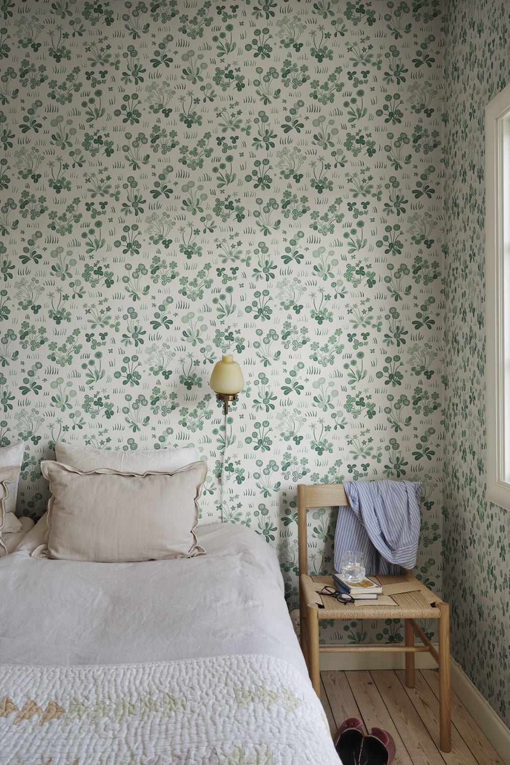 Sandberg Wallpaper pattern name & color Bellis, Emerald from the collection Kolonin II.