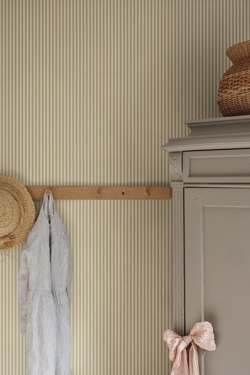Sandberg Wallpaper pattern name & color Fabian, Honey from the collection Kolonin II.