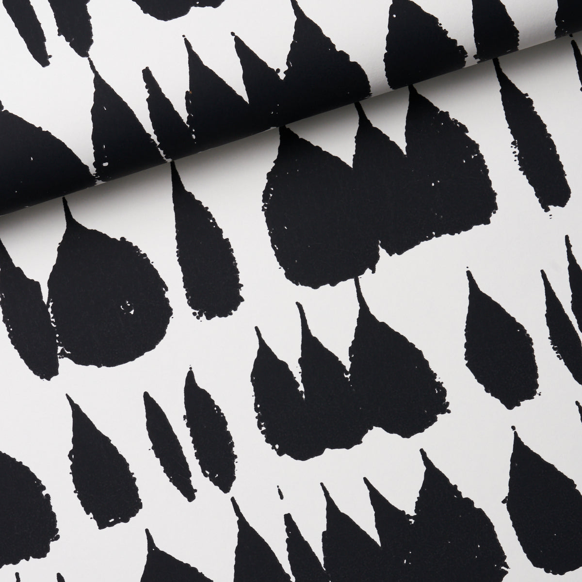 Find 5005881 Queen Of Spain Black by Schumacher Wallpaper