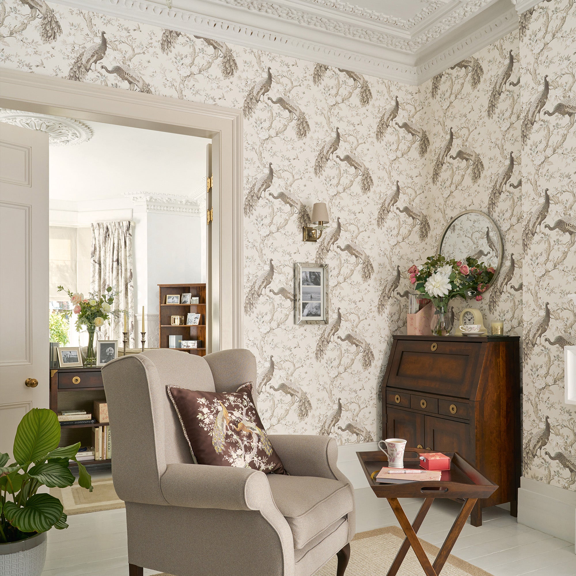 LAURA ASHLEY ベッドセット ダブル チューリップス/トープ 113399 | Belvedere Soft Truffle - Laura Ashley Wallpaper