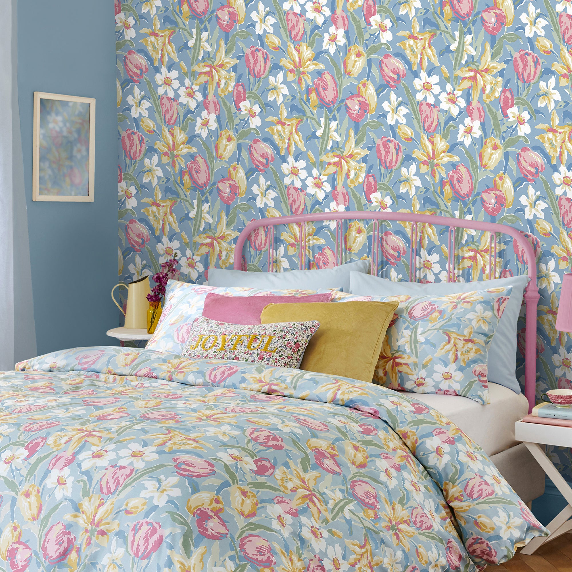 119847 | Tulips China Blue Removable - Laura Ashley Wallpaper