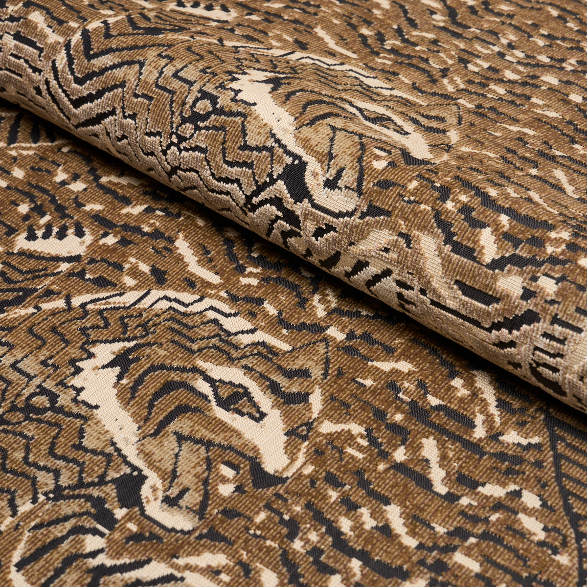 Purchase 84831 | Tigress Velvet, Champagne - Schumacher Fabric