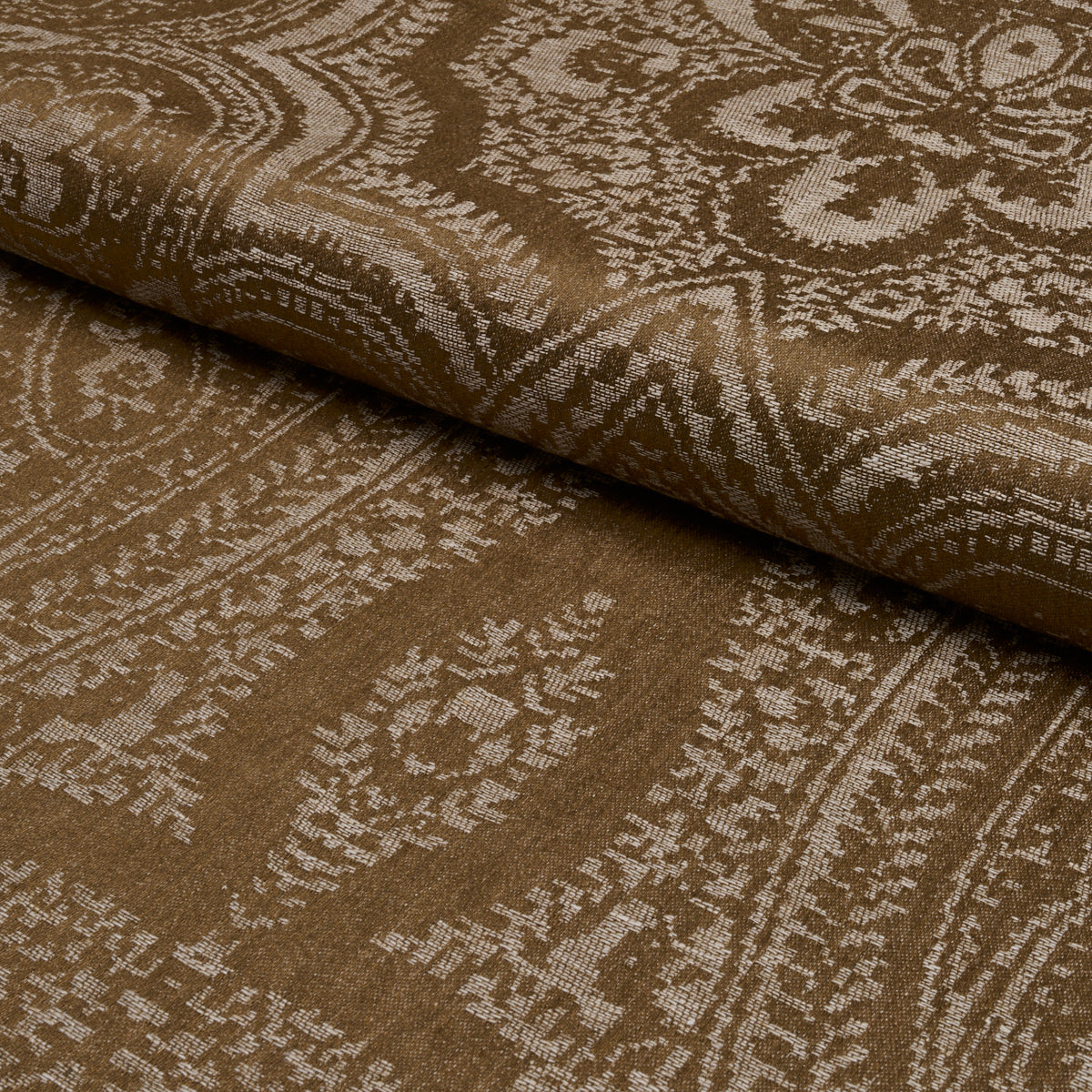 Purchase 86121 | Amara Paisley, Oro - Schumacher Fabric
