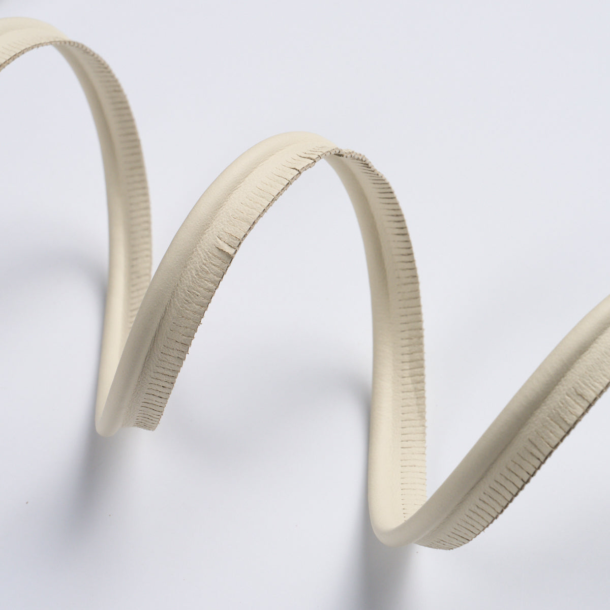 Purchase 87750 | Burnham Medium Leather Piping, Ivory - Schumacher Trim