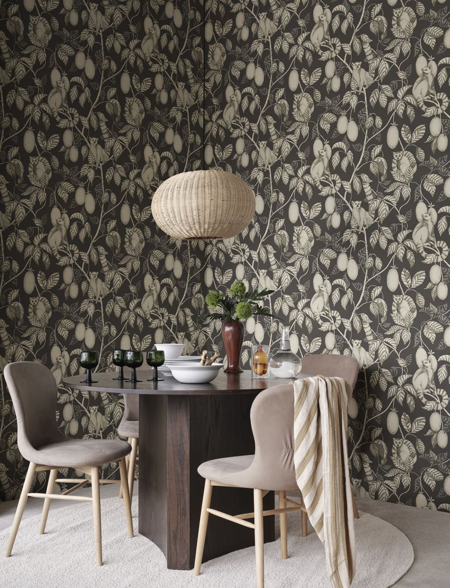 Sandberg Wallpaper pattern name & color Elliot, Graphite from the collection Familjen. 