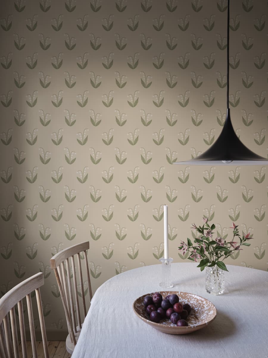 Sandberg Wallpaper pattern name & color Lilly, Blush from the collection Familjen. 