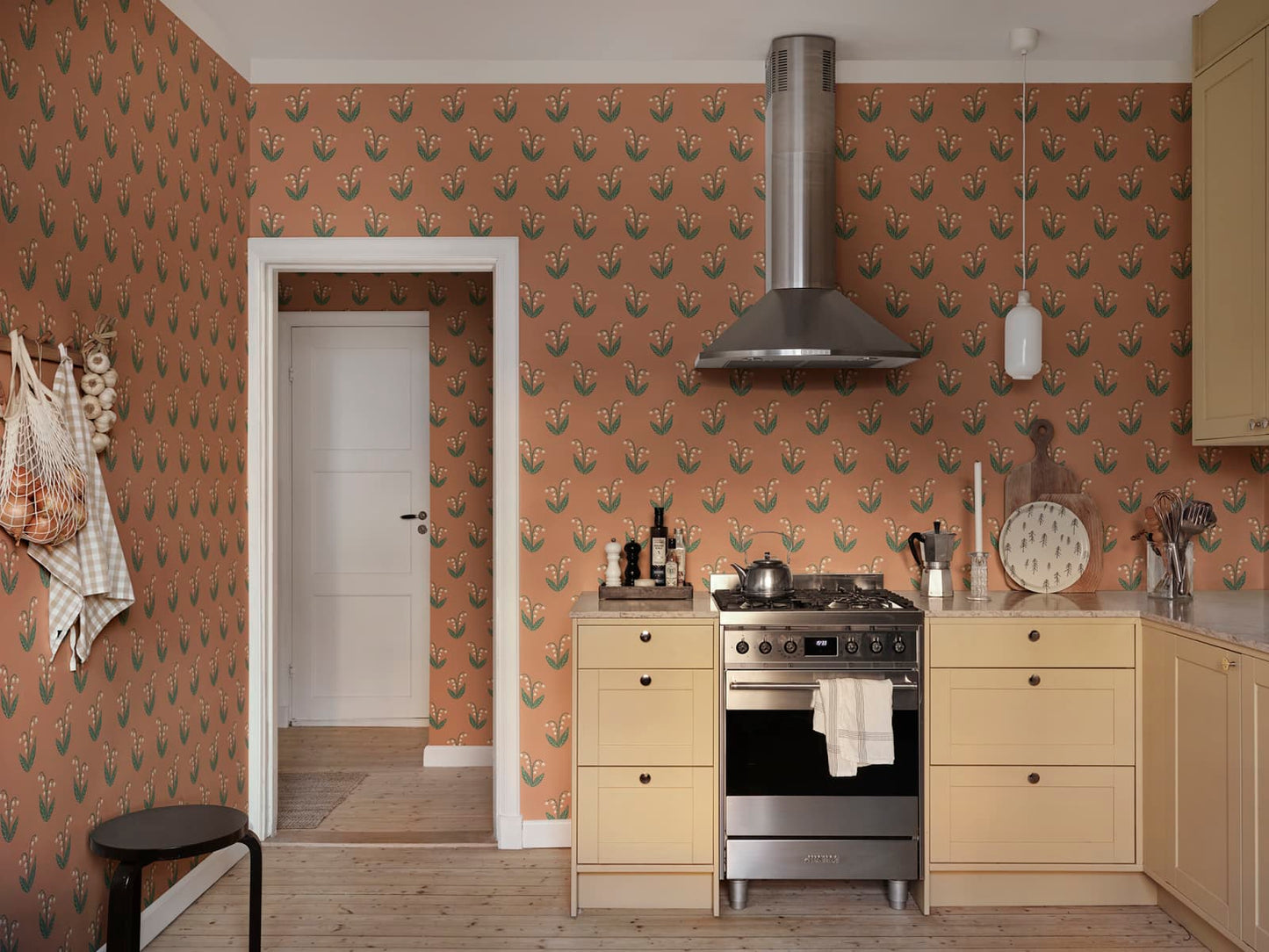 Sandberg Wallpaper pattern name & color Lilly, Terracotta from the collection Familjen. 