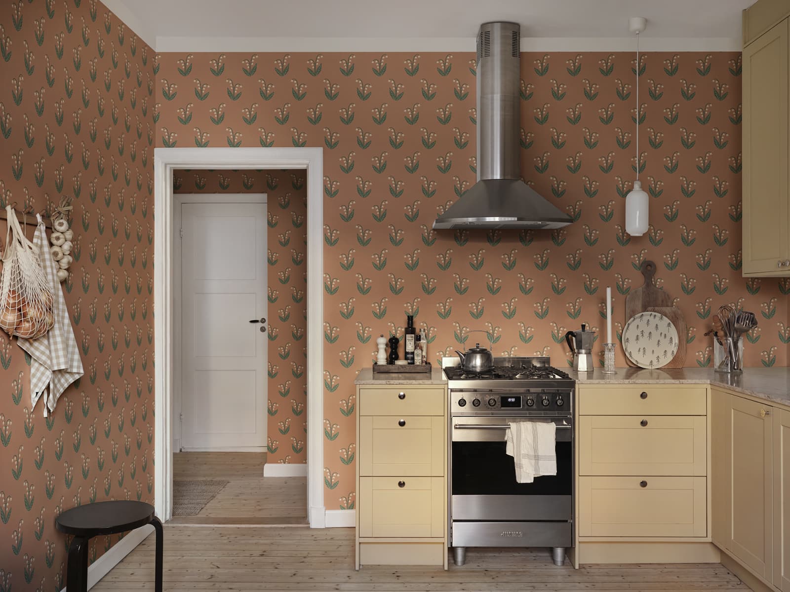 Sandberg Wallpaper pattern name & color Lilly, Terracotta from the collection Familjen. 