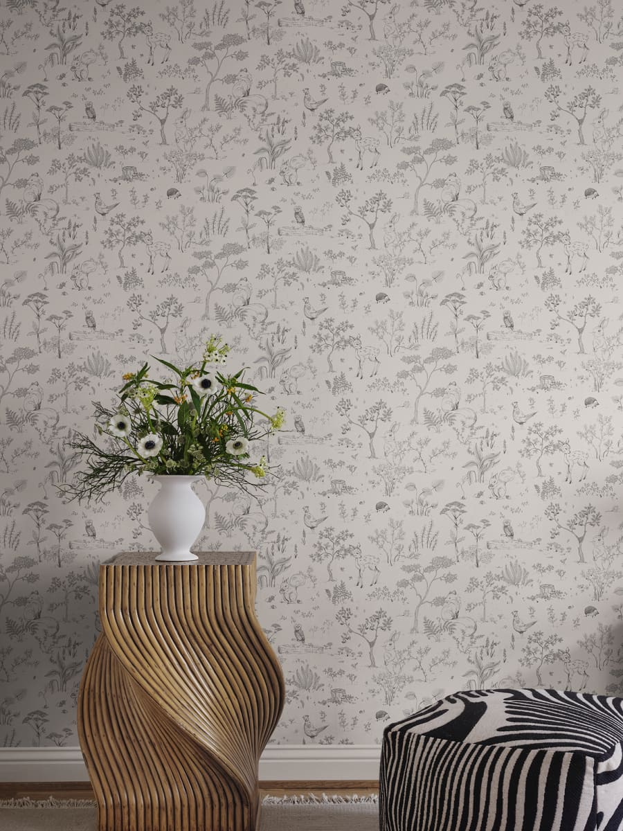 Sandberg Wallpaper pattern name & color Hollie, Graphite from the collection Familjen. 