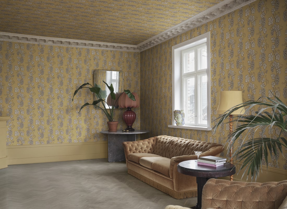Sandberg Wallpaper pattern name & color Carla, Honey from the collection Villa Como. 