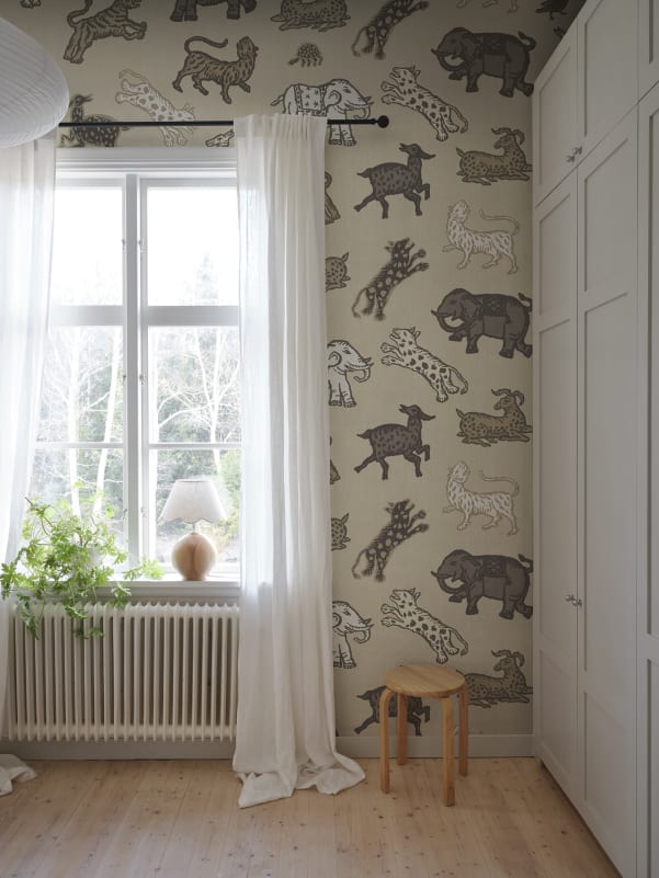 Sandberg Mural pattern name & color Leonard, Beige from the collection Sandberg Heritage. 