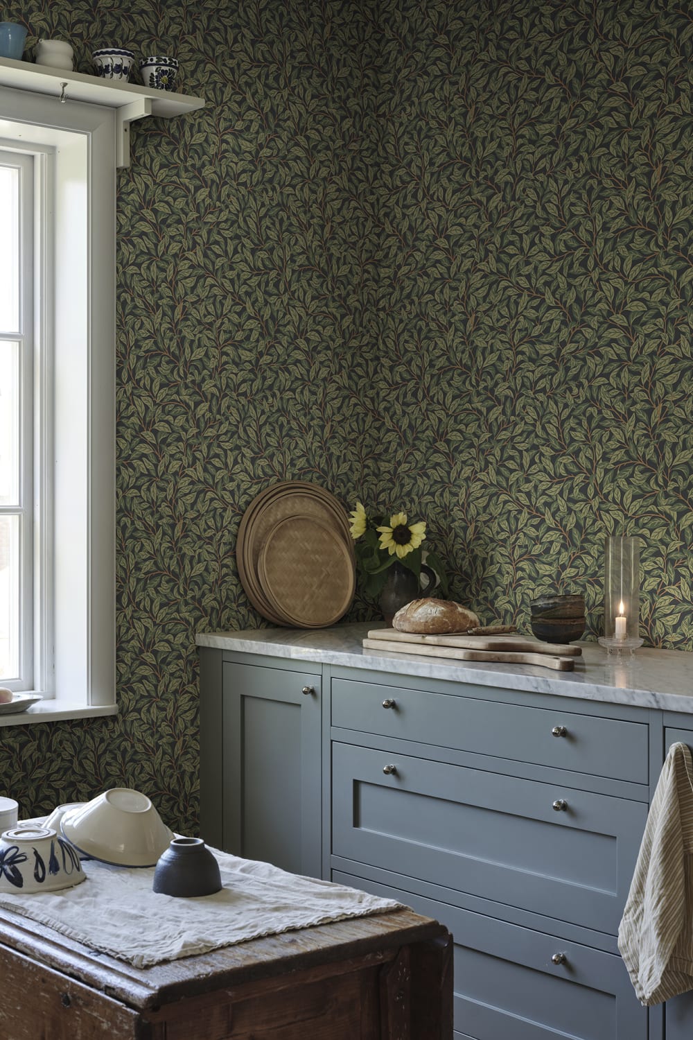 Sandberg Wallpaper pattern name & color Jonas, Charcoal from the collection Kolonin II. 