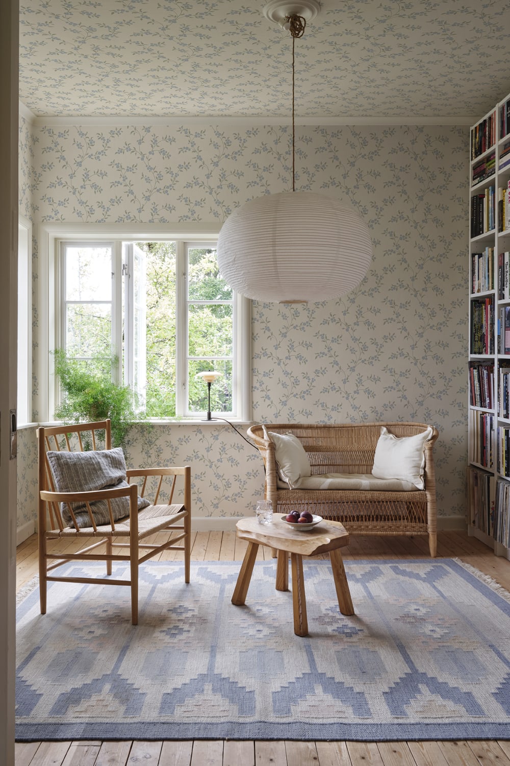 Sandberg Wallpaper pattern name & color Smilli, Misty Blue from the collection Kolonin II. 