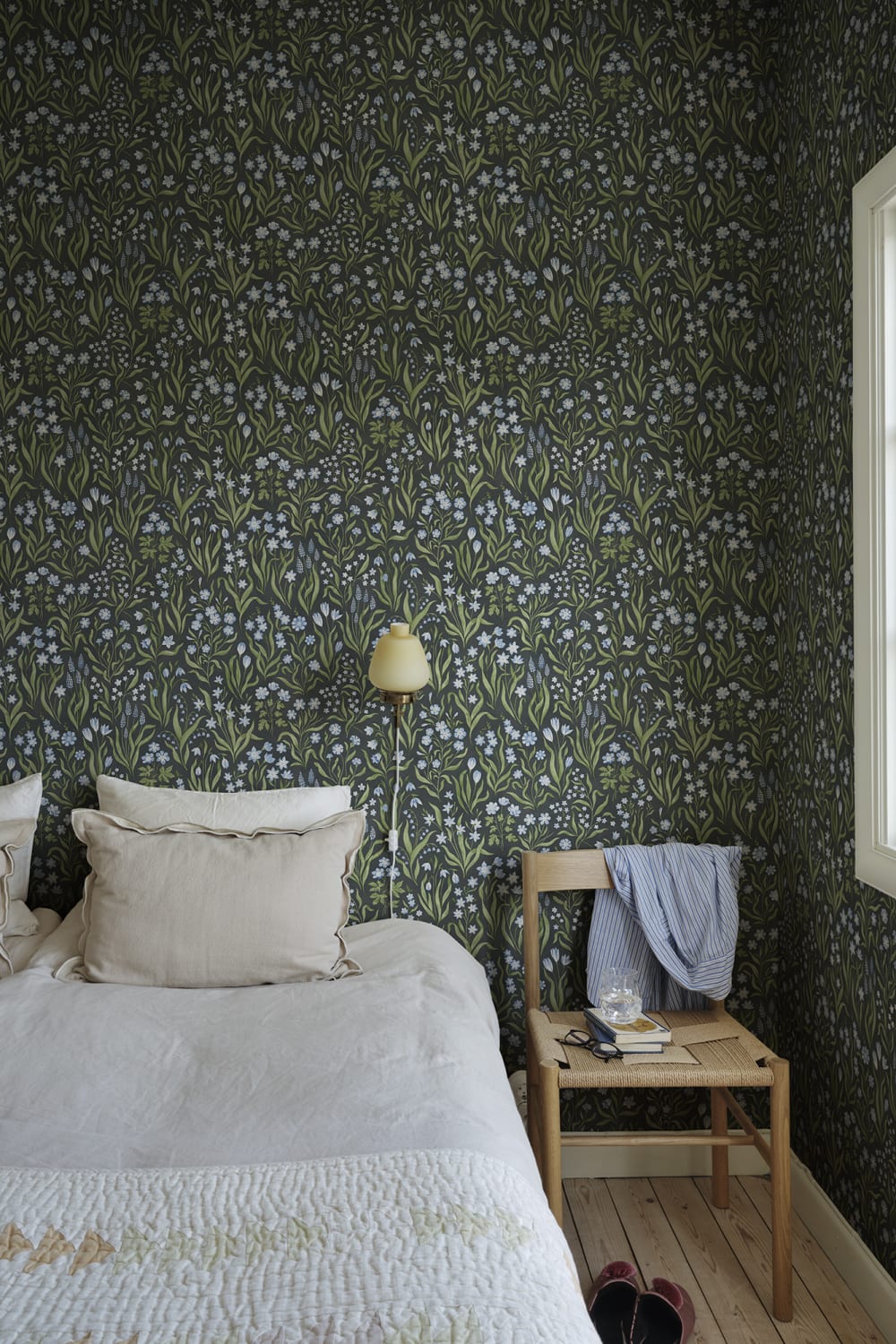 Sandberg Wallpaper pattern name & color Märta, Charcoal from the collection Kolonin II. 