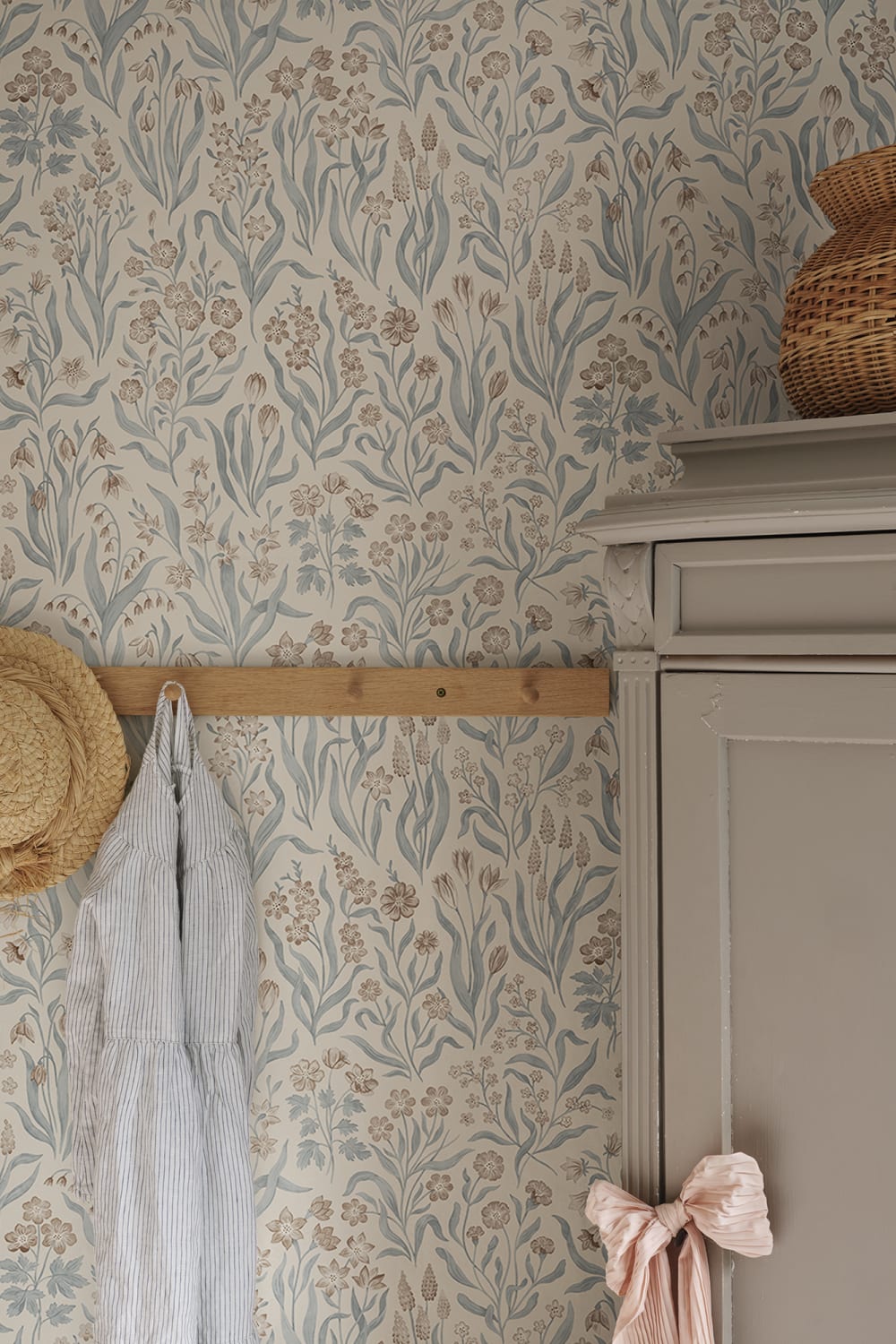 Sandberg Wallpaper Pattern S10780 pattern name & color Märta, Misty Blue from the collection Kolonin II. 