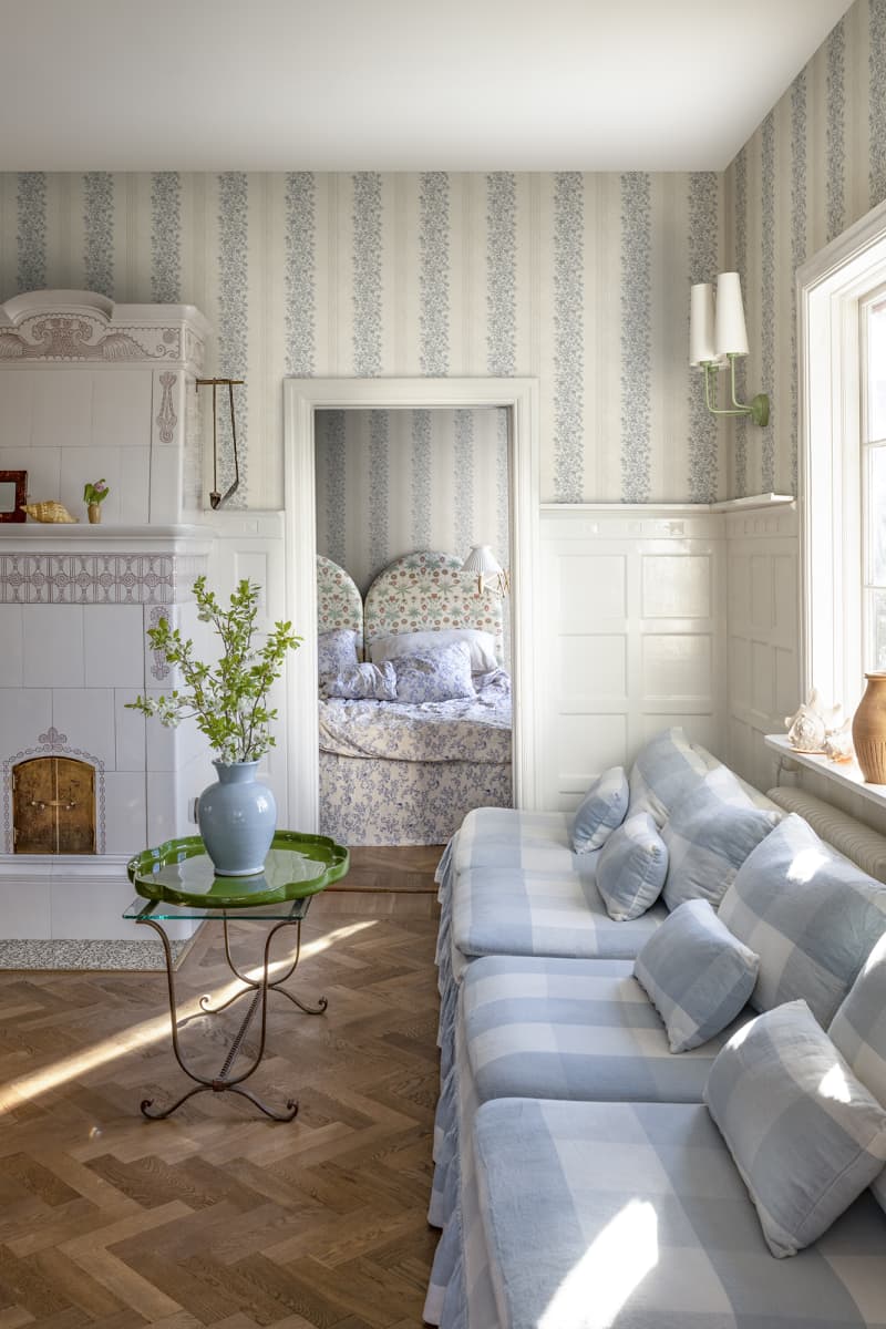 Sandberg Wallpaper pattern name & color Natalie, Blue from the collection Rosa & Friends. 