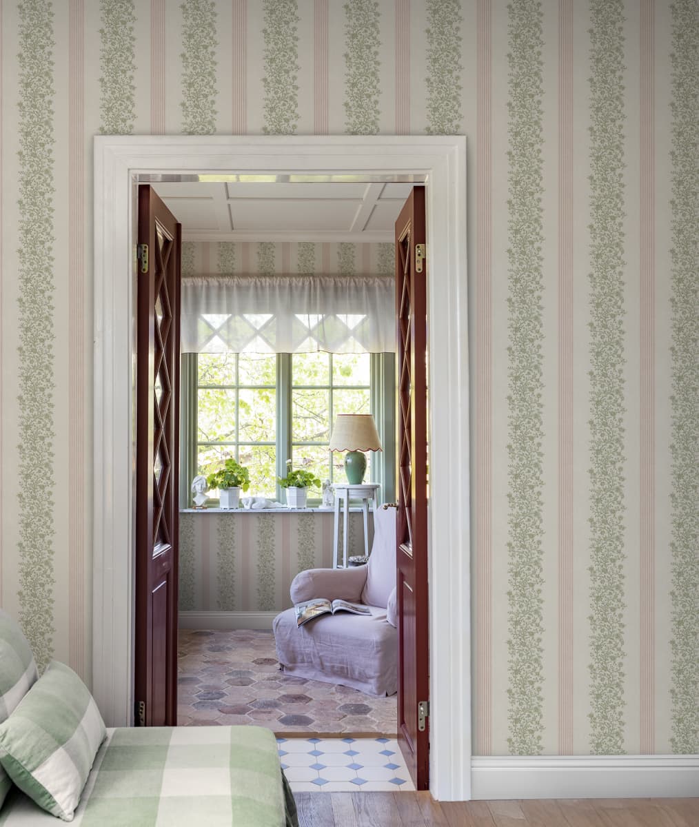 Sandberg Wallpaper Pattern S10825 pattern name & color Natalie, Pink from the collection Rosa & Friends. 