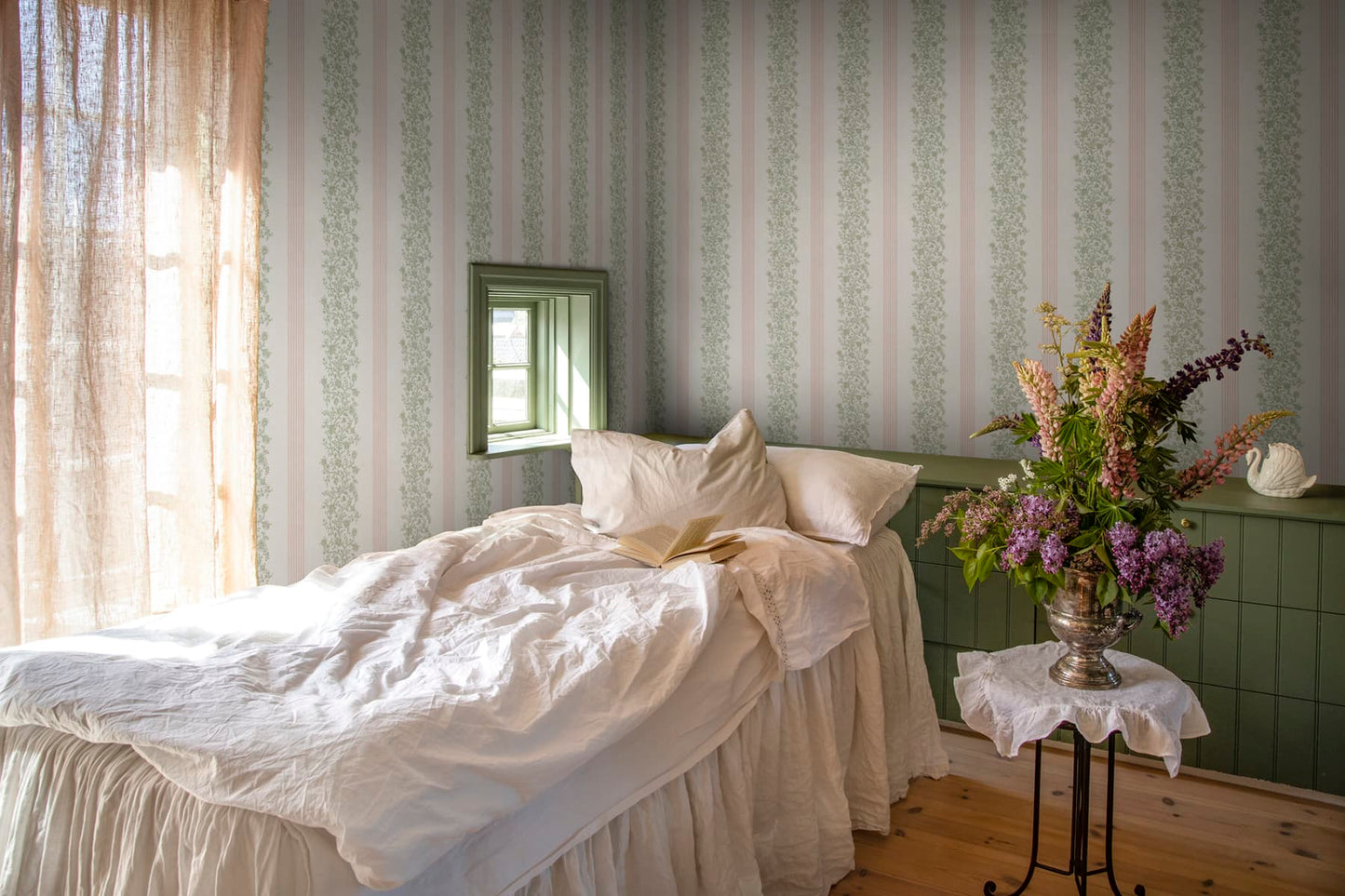 Sandberg Wallpaper pattern name & color Natalie, Pink from the collection Rosa & Friends. 