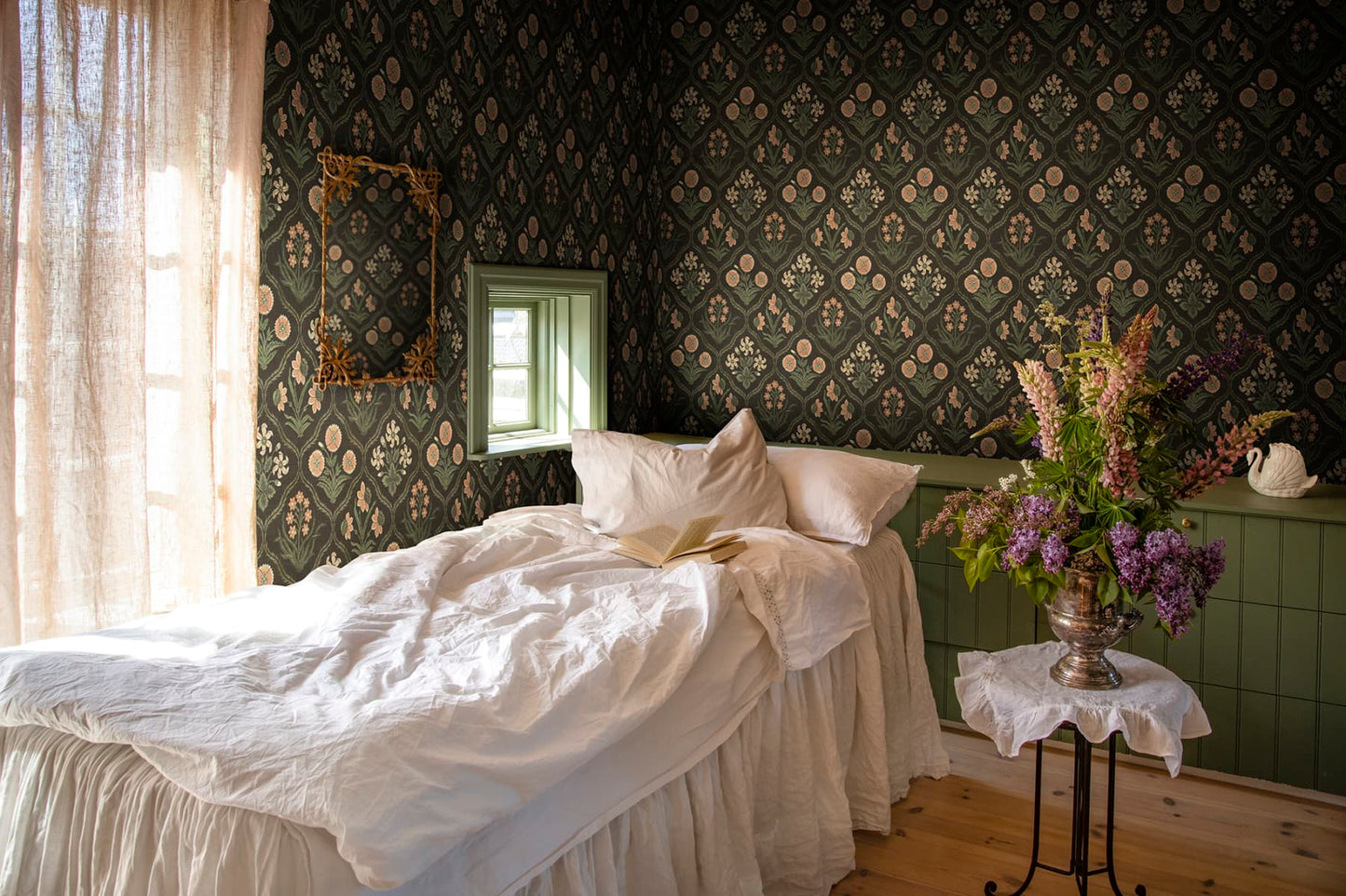 Sandberg Wallpaper pattern name & color Rosa, Charcoal from the collection Rosa & Friends. 