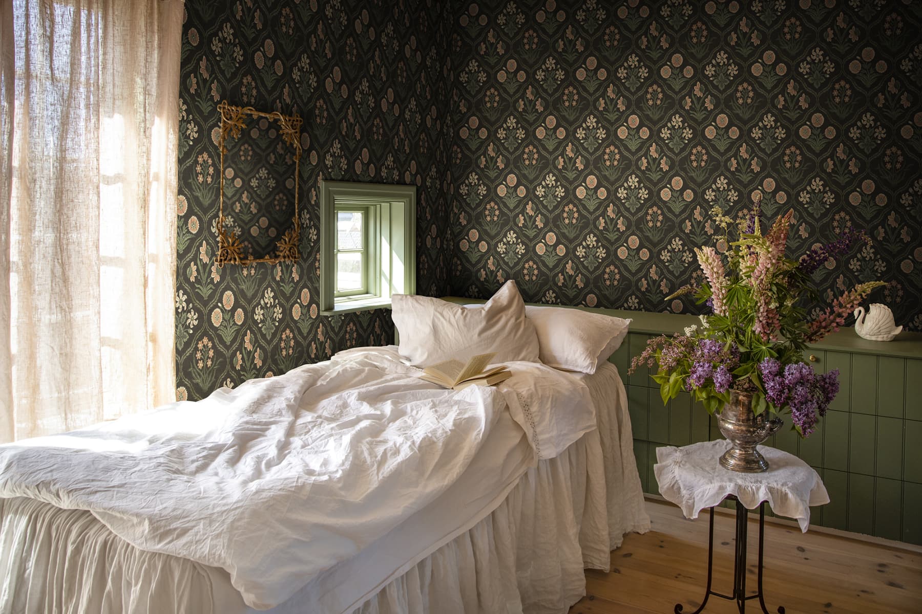 Sandberg Wallpaper pattern name & color Rosa, Charcoal from the collection Rosa & Friends. 