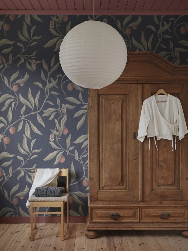 Sandberg Mural pattern name & color Vinnie Mural, Classic Blue from the collection Sandberg Heritage. 