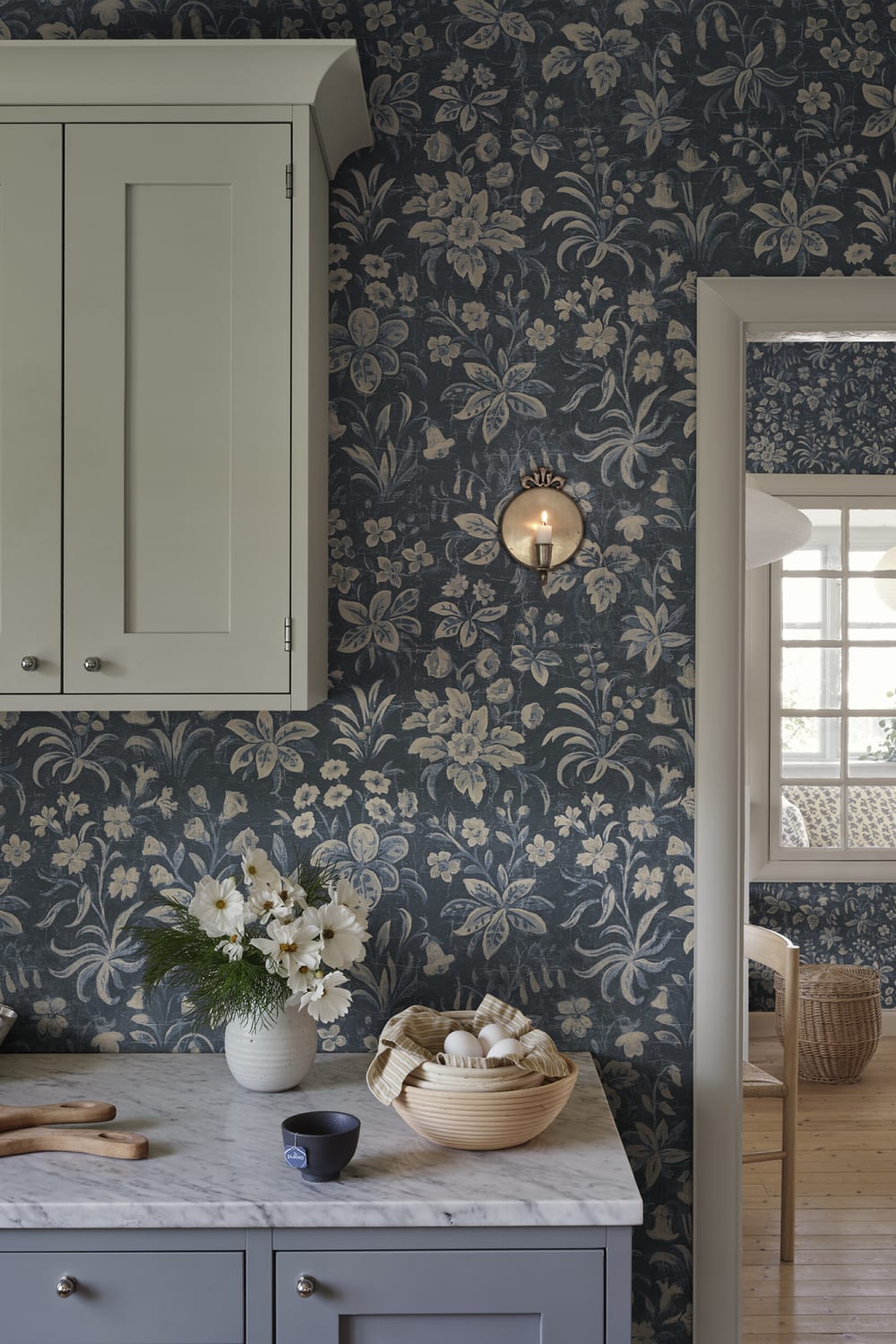 Sandberg Mural SKU S10903 pattern name & color Ania, Midnight Blue from the collection Kolonin II. 