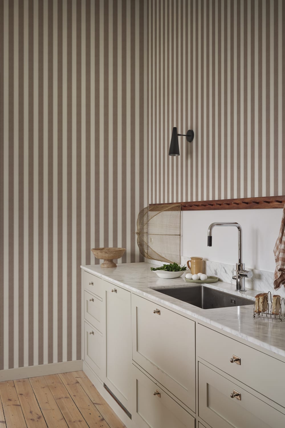 Sandberg Wallpaper pattern name & color Henrik, Brown from the collection Sandberg Edition. 