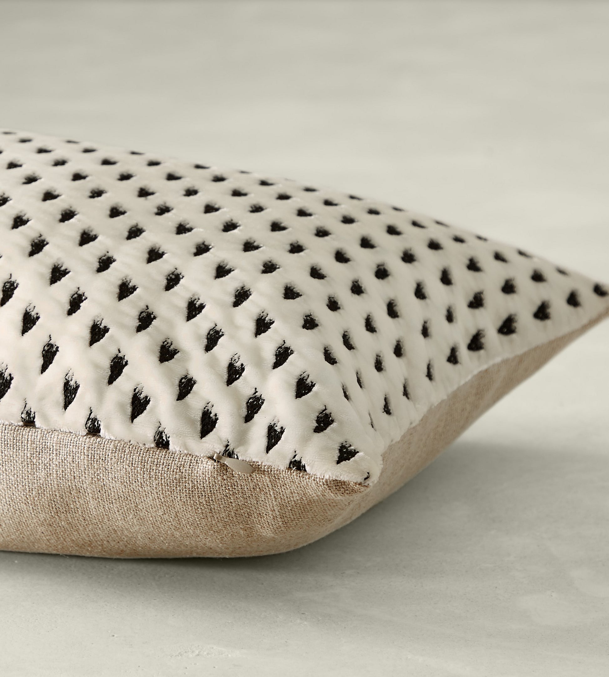 Purchase Old World Weavers Fabric Pattern number ZS 00014862, Ermine Winter White 2